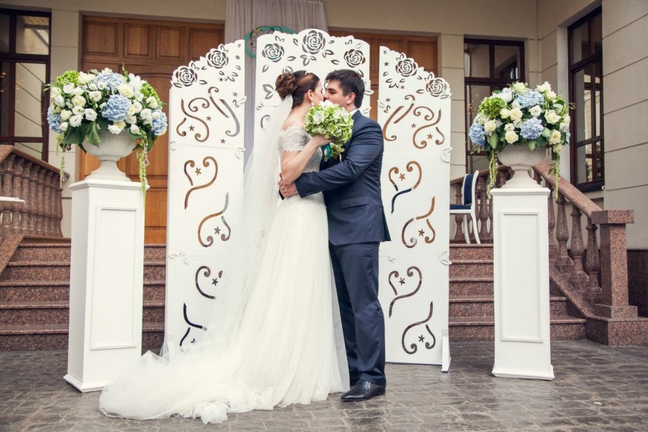Фотозона на свадьбу с колоннами