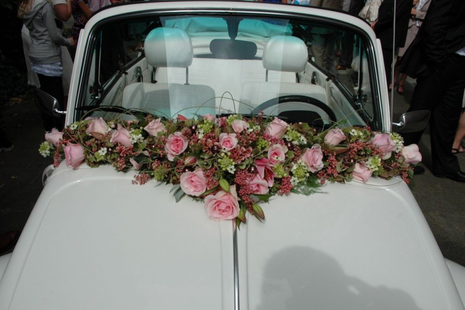 Украшение из цветов на свадебную машину