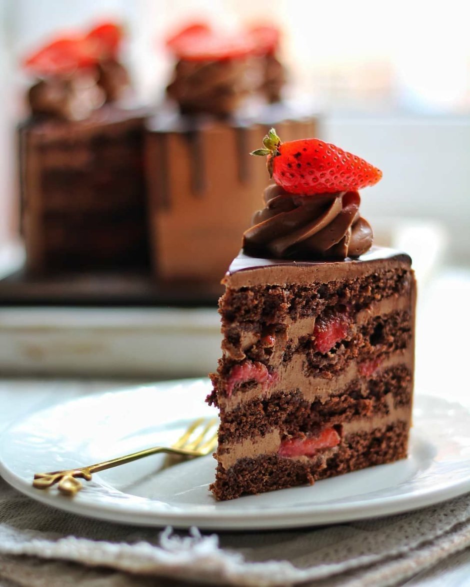 Шоколадно клубничный торт