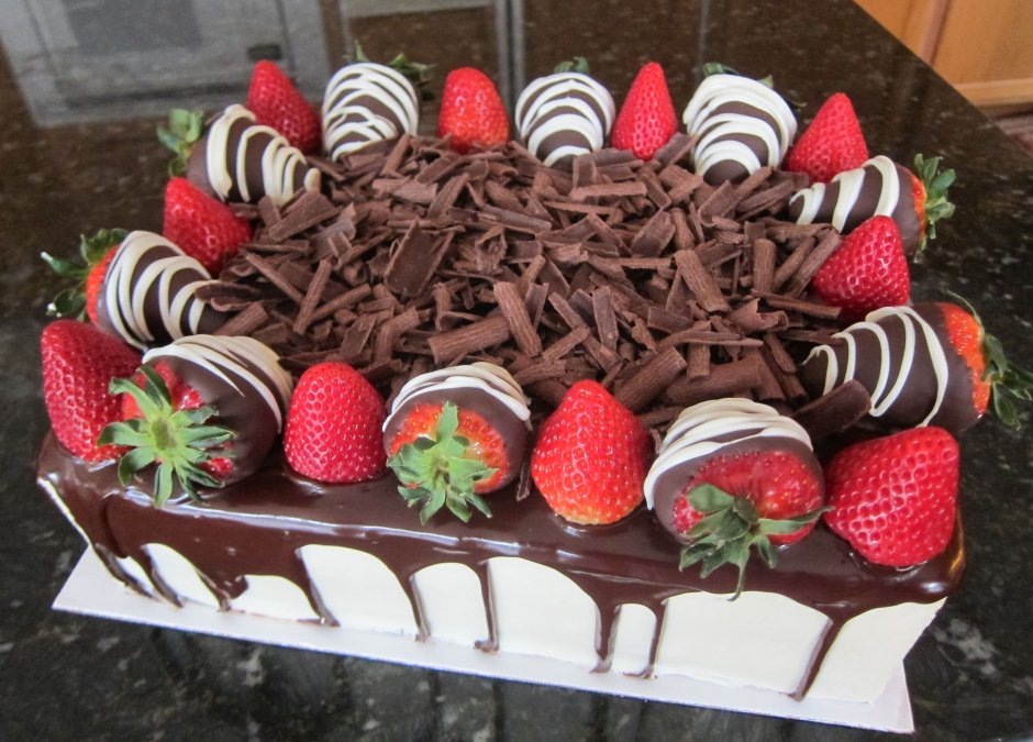 Шоколадный торт с клубникой