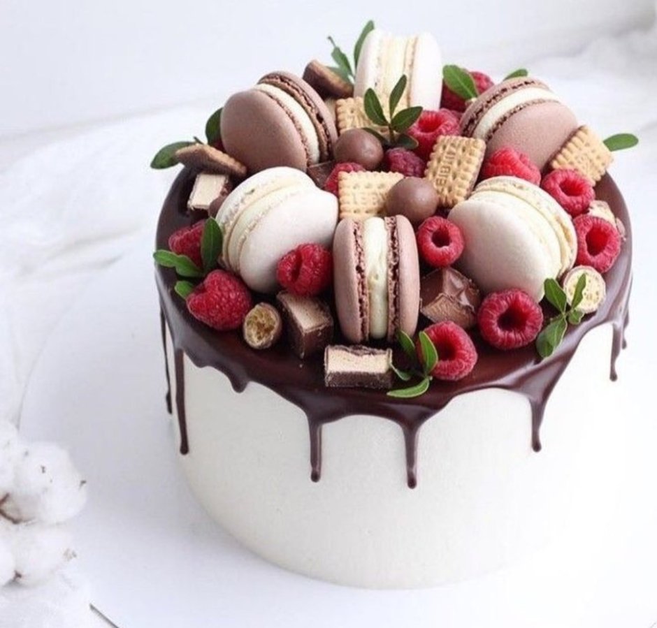 Шоколадный торт с шоколадным кремом и клубникой