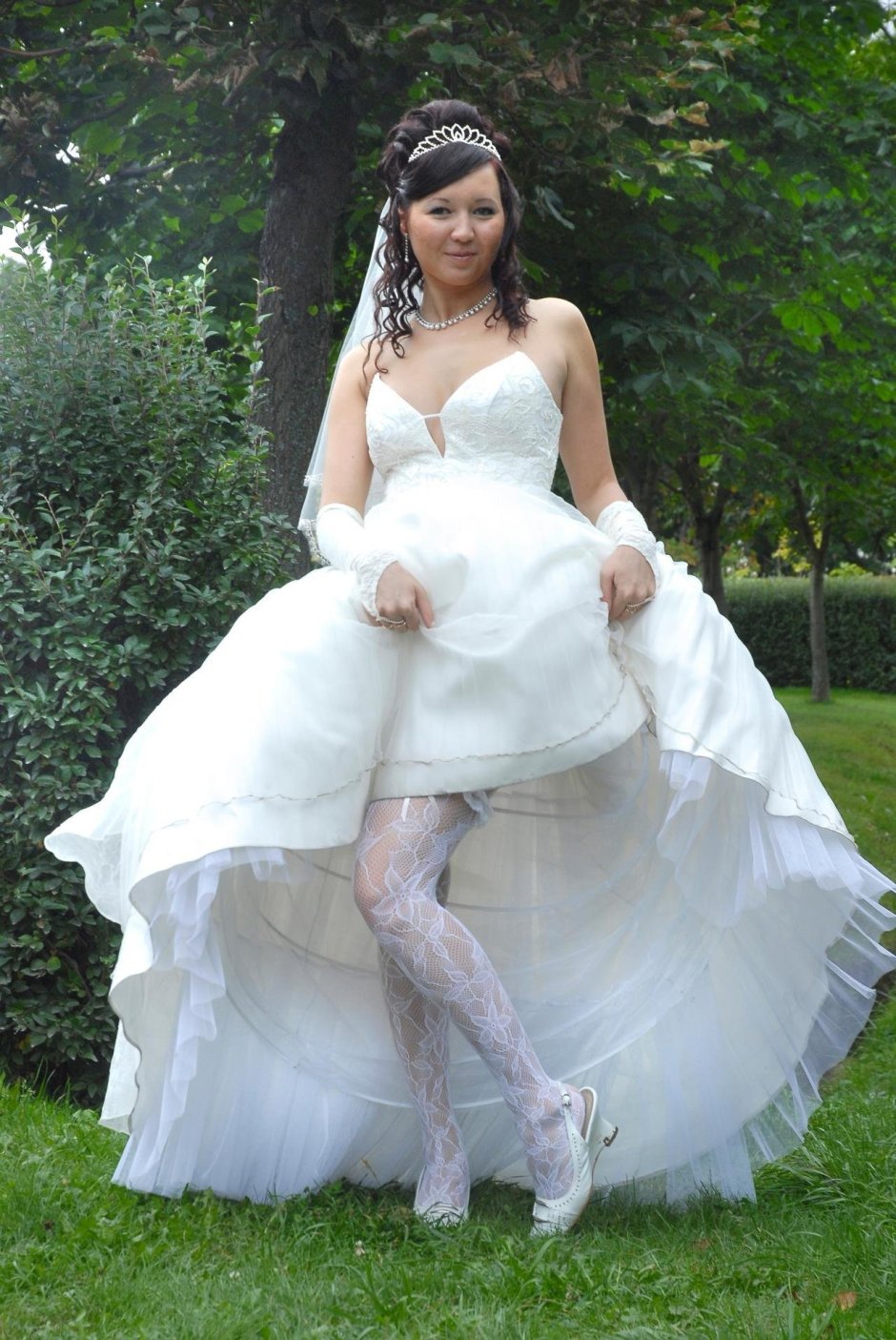 Жена в свадебном платье