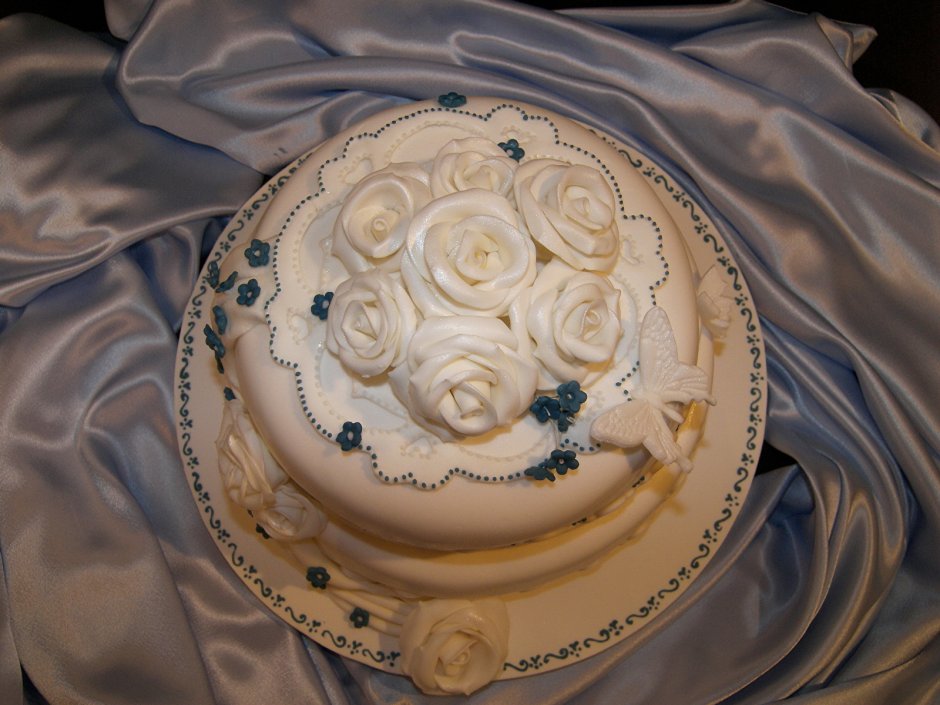 Торт с белыми розами из крема