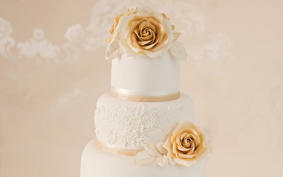Белый одноярусный торт с желтыми розами