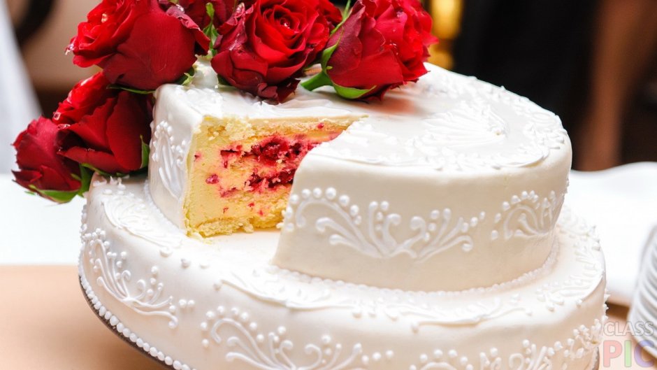 Торт украшенный белыми розами