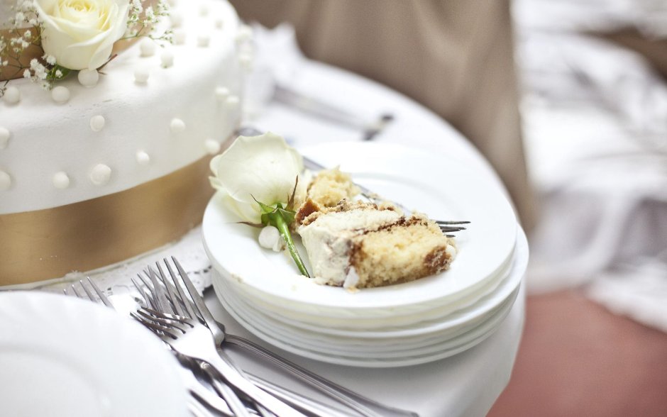 Белый свадебный торт с сахарными розами