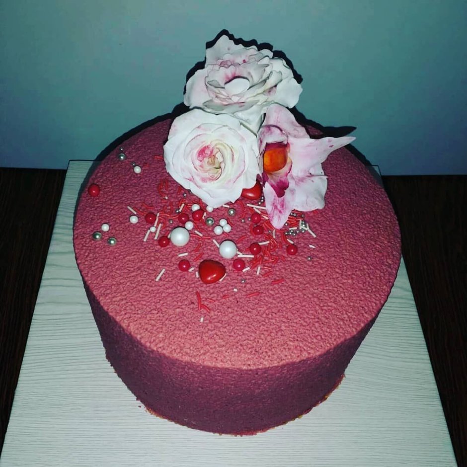 Велюровый торт красный с цветами