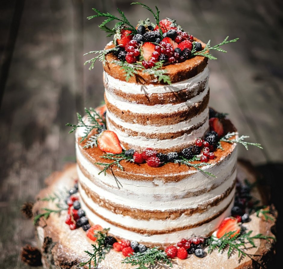 Свадебный торт с ягодным декором