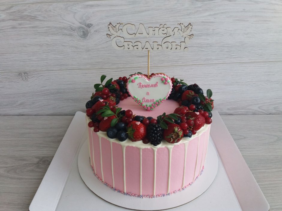 Свадебный торт с ягодами