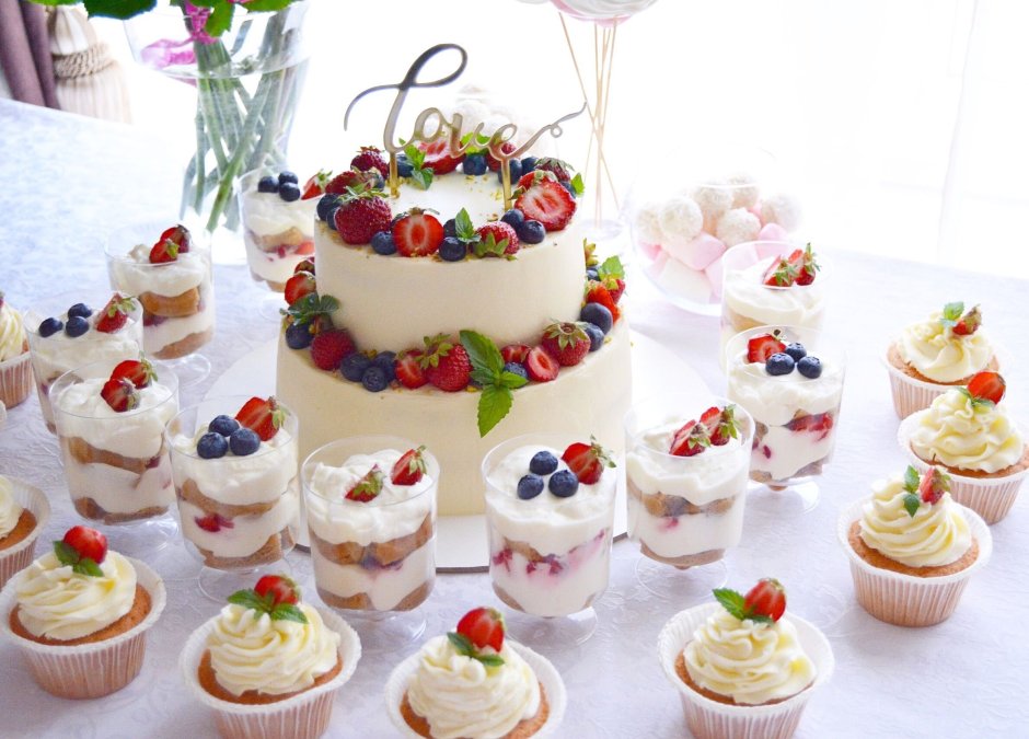 Торт с фруктами и цветами