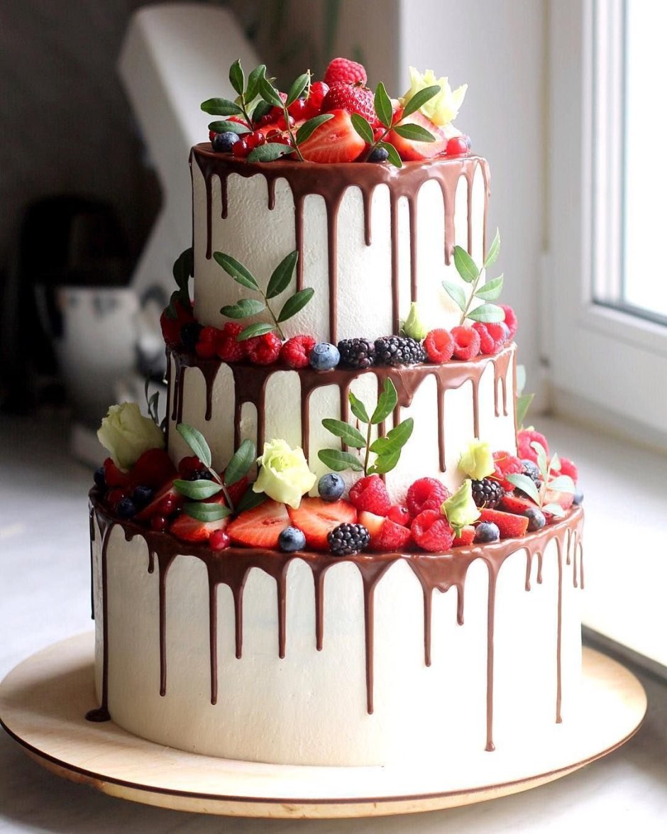Торт с фруктами и цветами