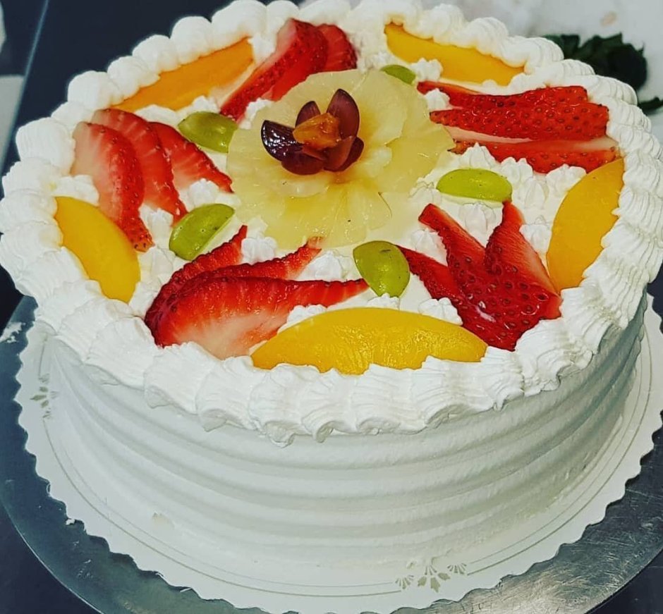 Трехъярусный торт с ягодами