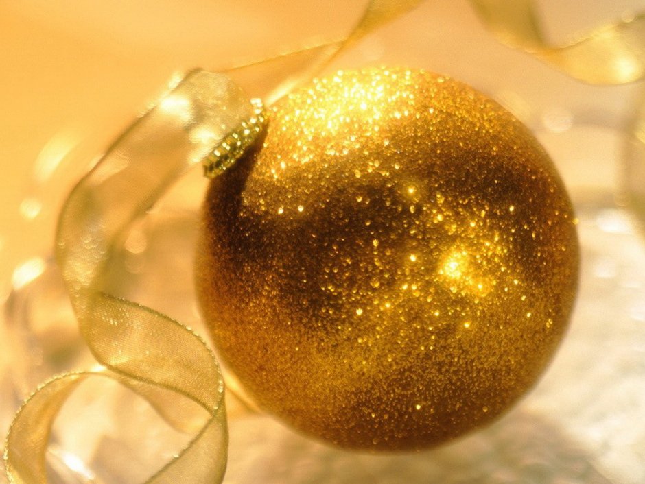 Красивый новогодний шар золотой