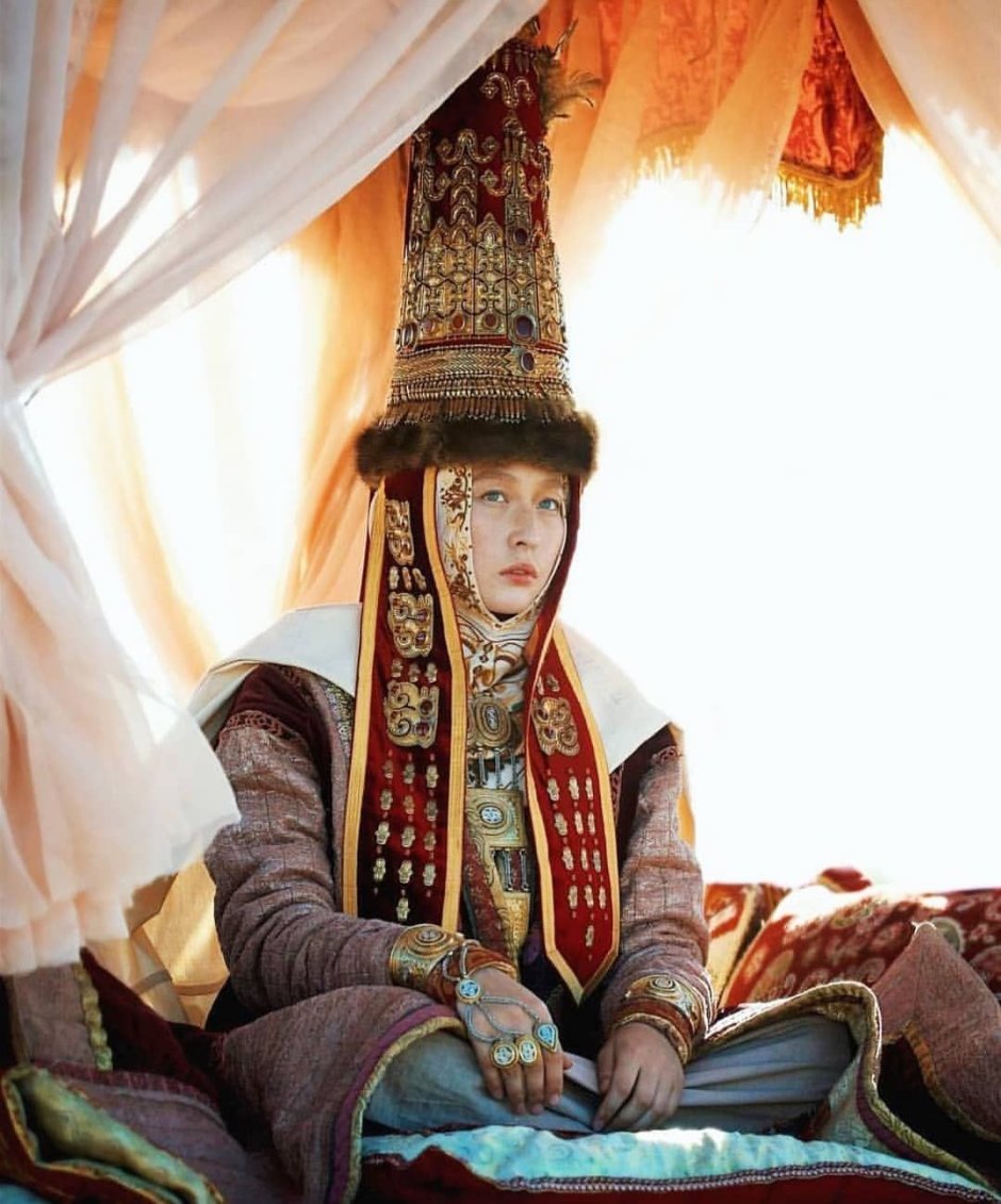 Казахские степи в национальной одежде