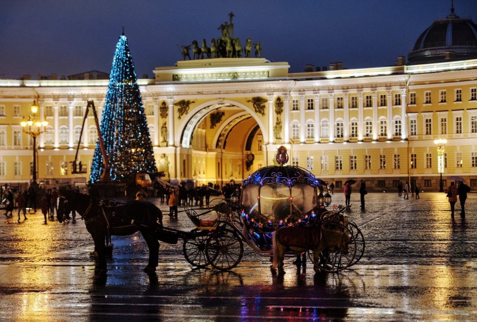 Новогодняя Дворцовая площадь в Санкт-Петербурге