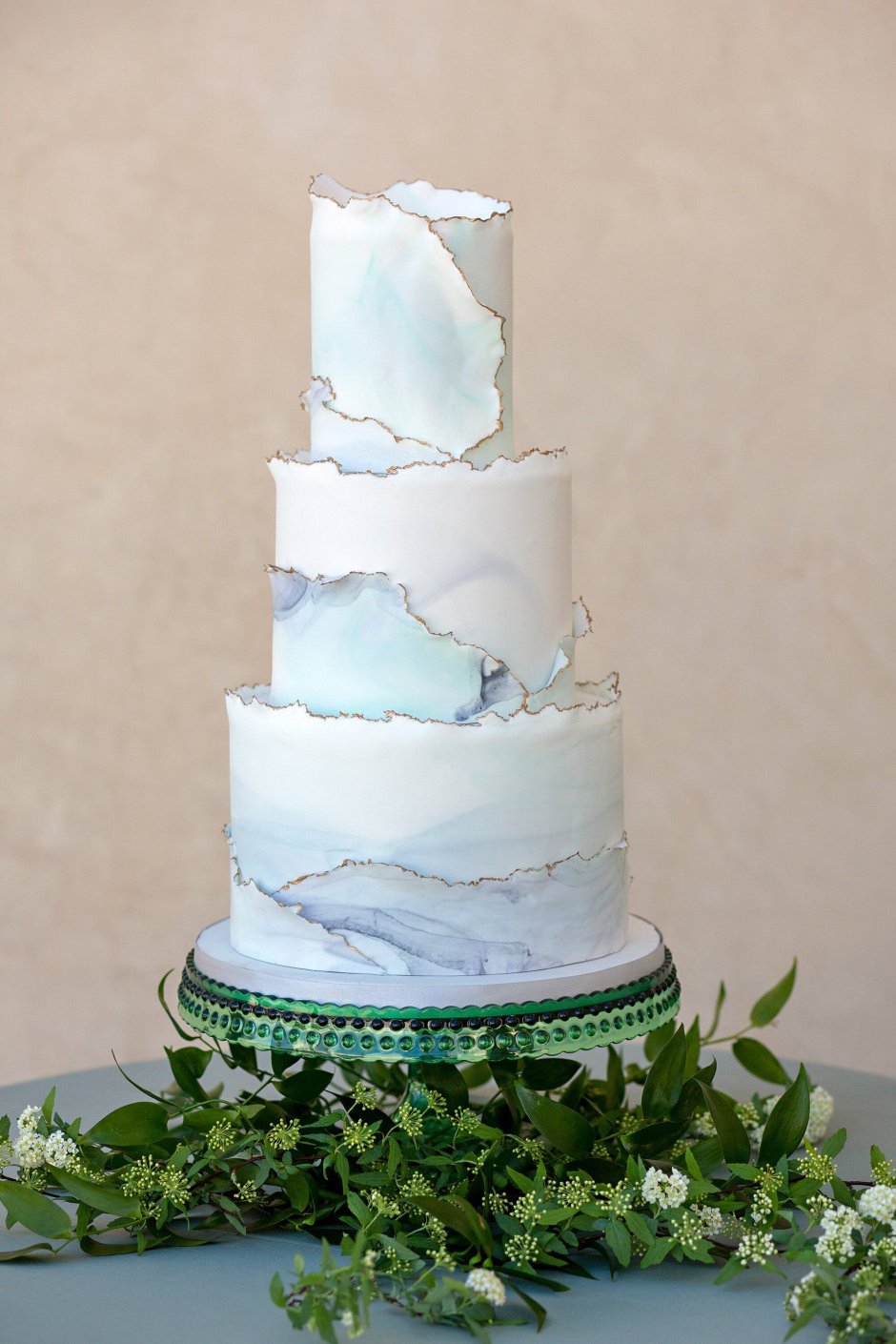 Свадебный торт в нежных тонах