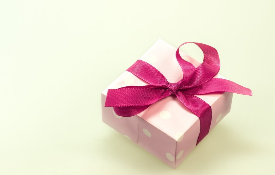 Подарочная коробка с розовой лентой