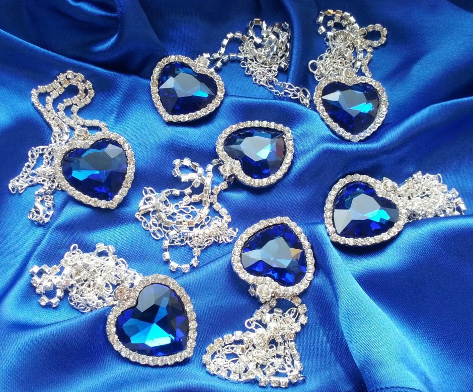 Ювелирные украшения на голубом фоне