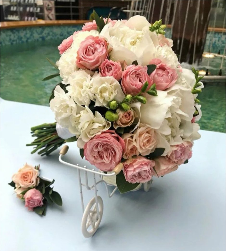 Букет из кустовой розы и роз свадебный