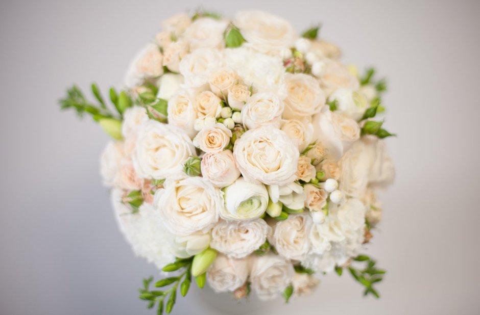Свадебные букеты белые маленькие розы