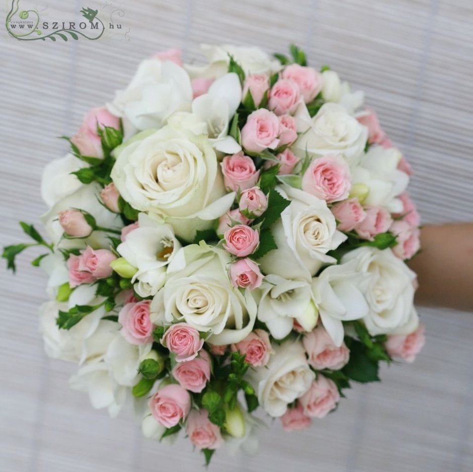 Букет невесты из белых кустовых роз