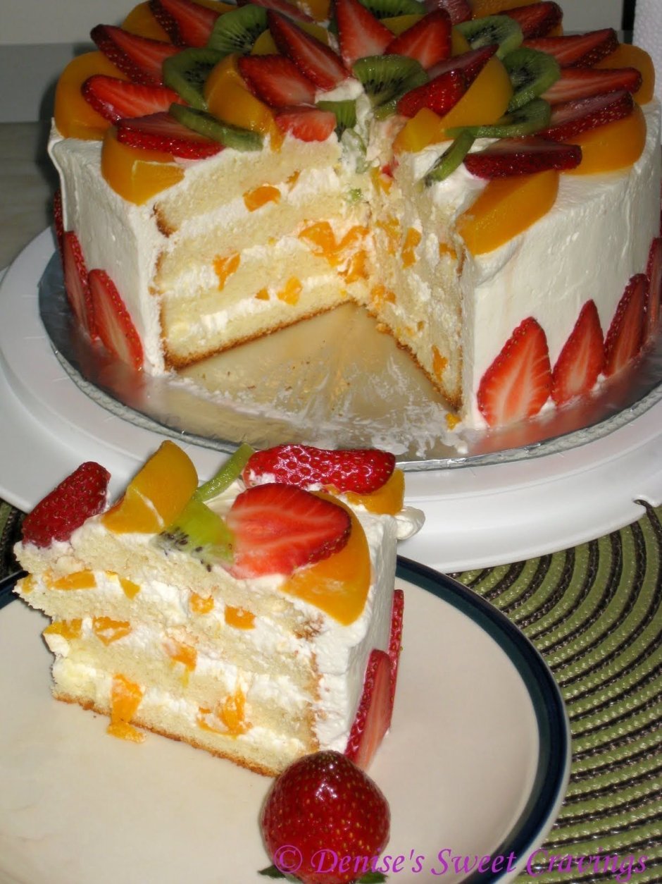 Бисквитный торт с персиками