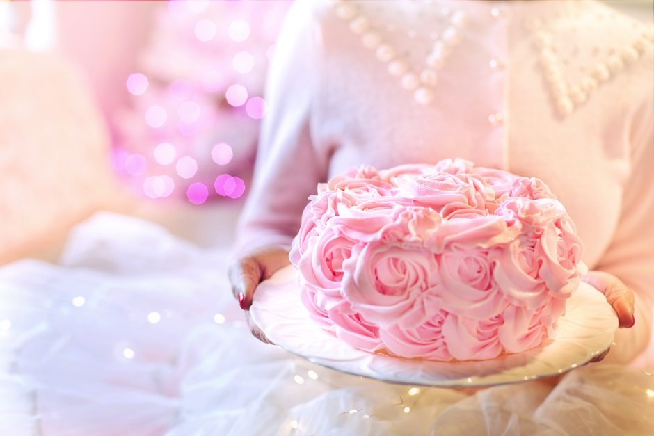 Розовый торт в руках