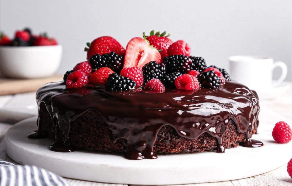 Шоколадный торт с малиной и клубникой