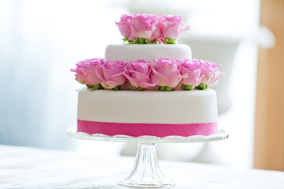 Торт на розовом фоне