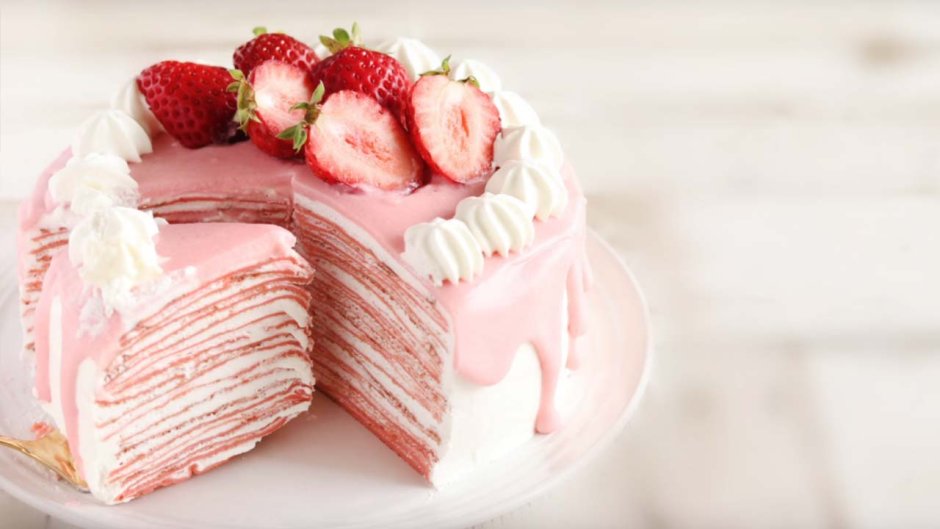 Розовый торт с клубникой