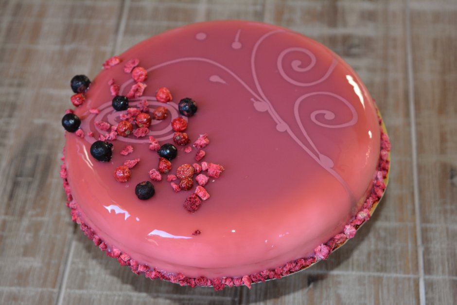 Торт покрытый розовой глазурью