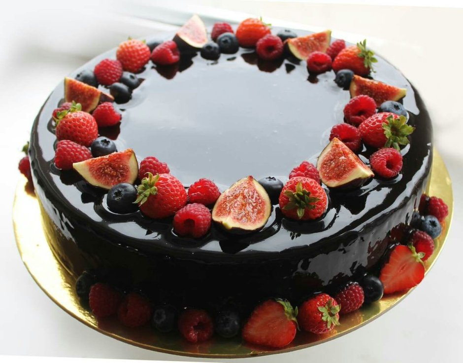 Торт с шоколадной глазурью и ягодами