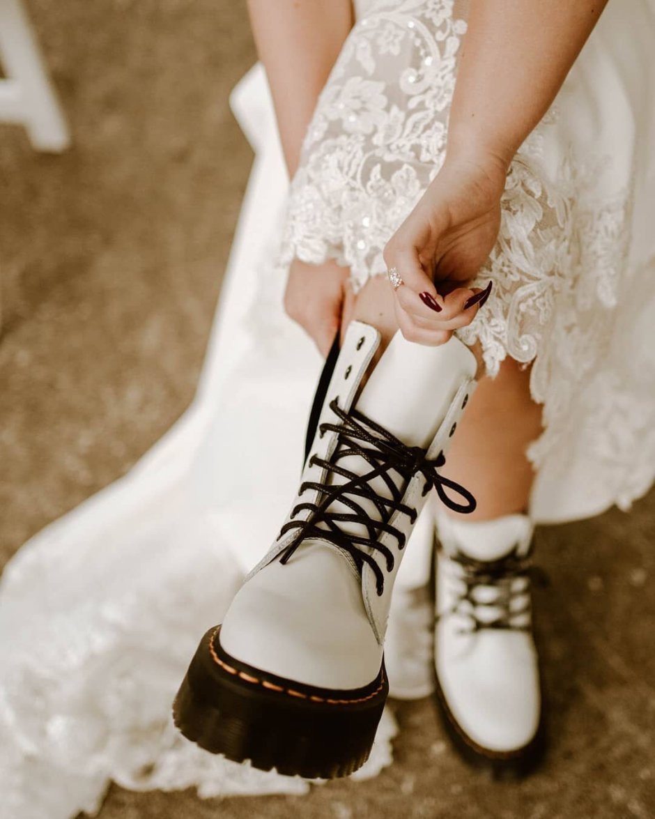 Свадебные туфли на ноге