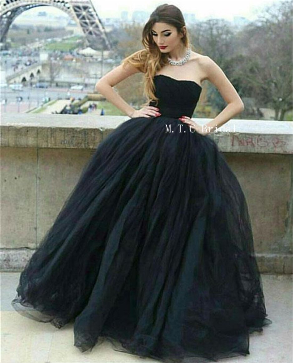 Черное пышное платье