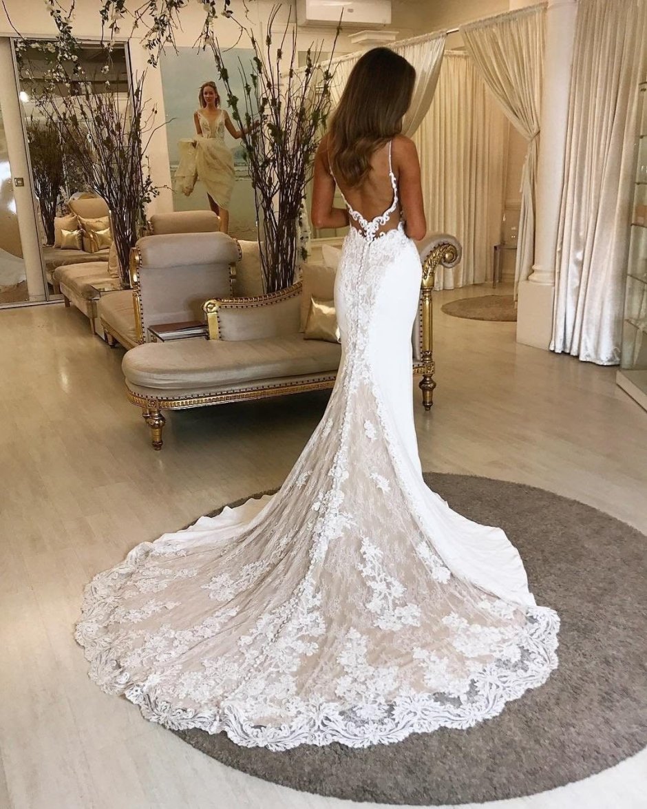 Свадебное платье со шлейфом кружевное