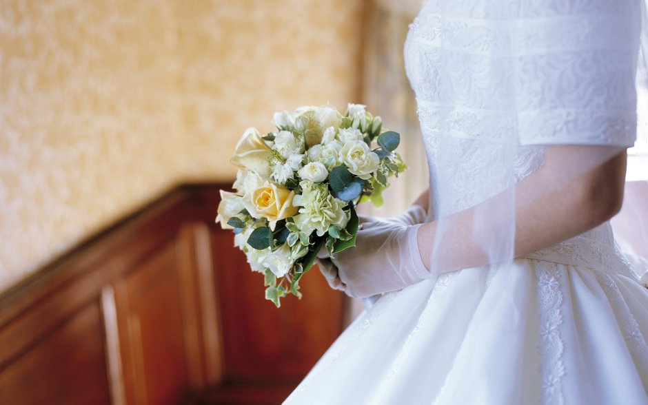 Свадебный букет на фоне платья