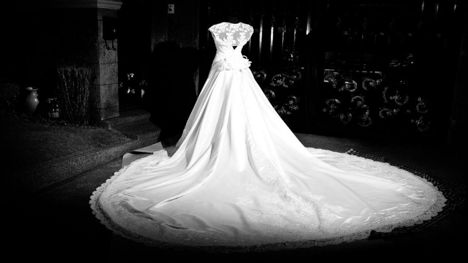 Курису Макисэ в свадебном платье