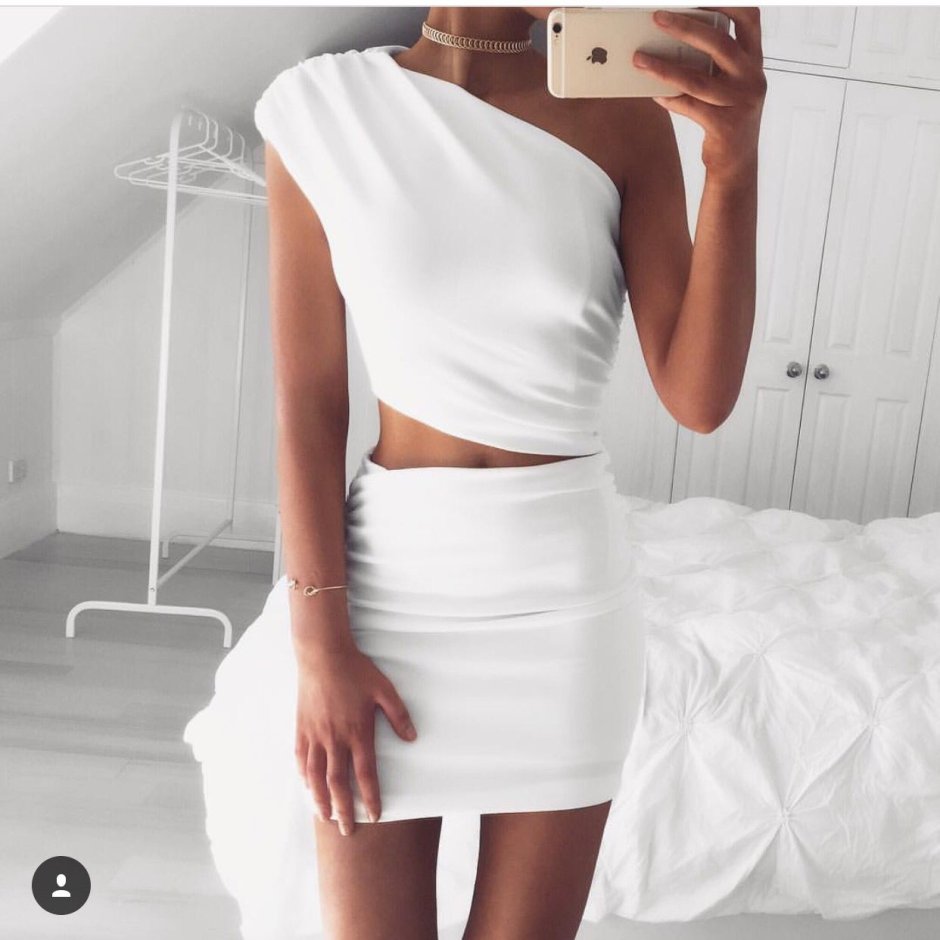 Белое платье на одно плечо