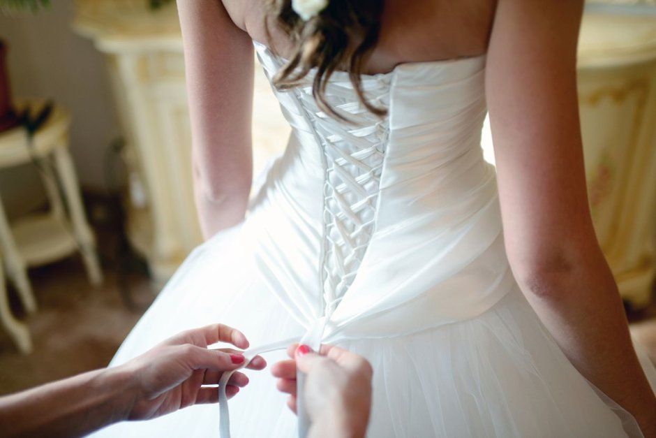 Шнуровка свадебного платья по бокам