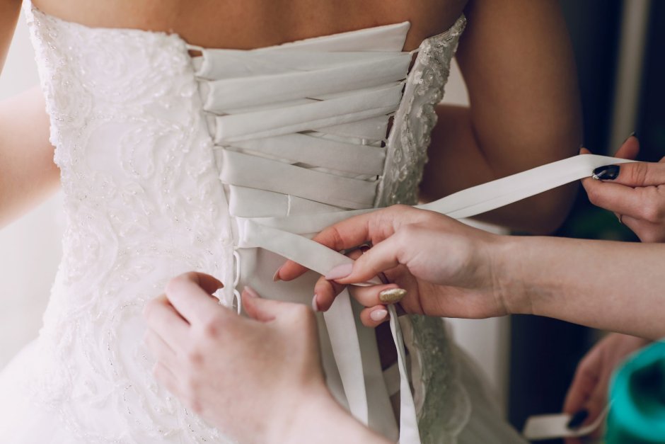 Свадебное платье с шнурками на груди