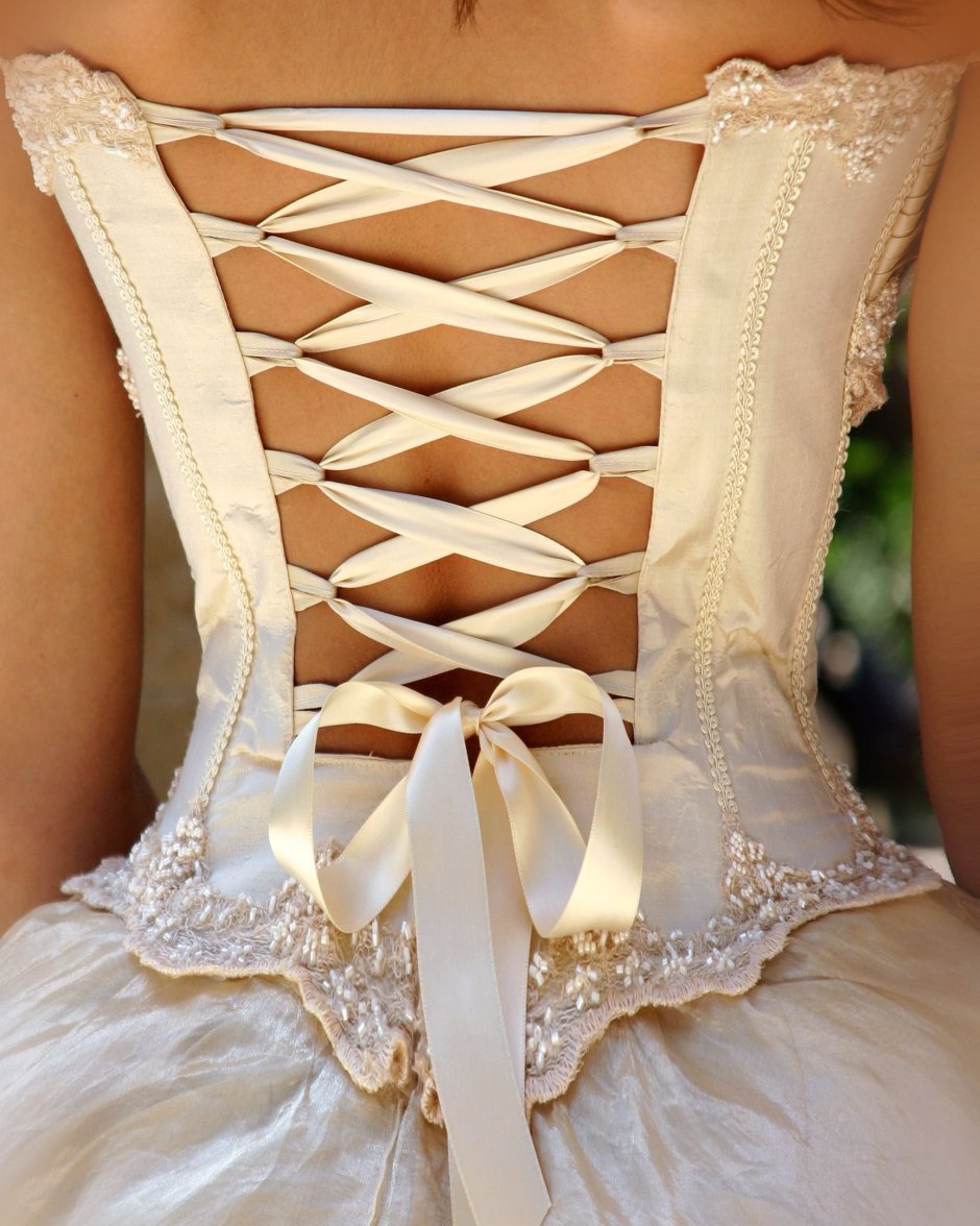 Свадебное платье со шнуровкой на спине
