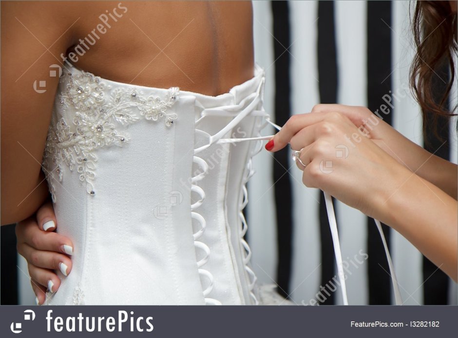 Свадебное платье со шнуровкой на спине