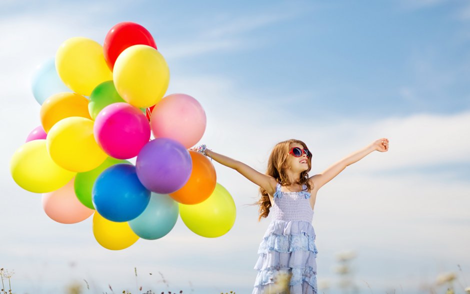 Счастливые дети с шарами