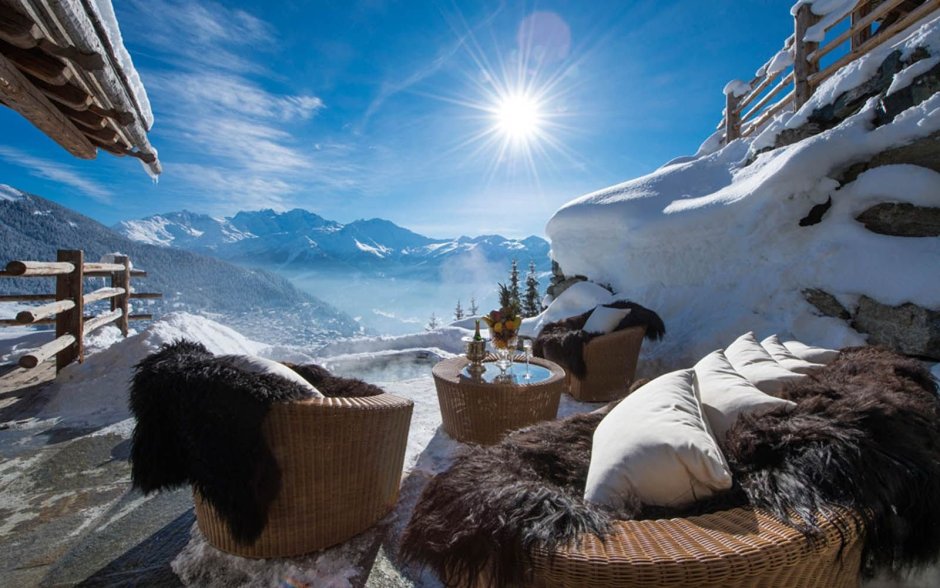 Завтрак с видом на снежные горы