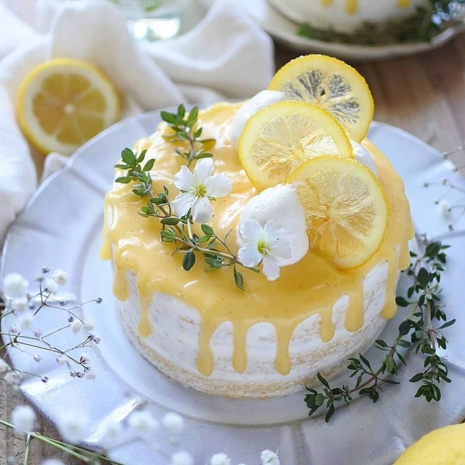 Бело желтый торт