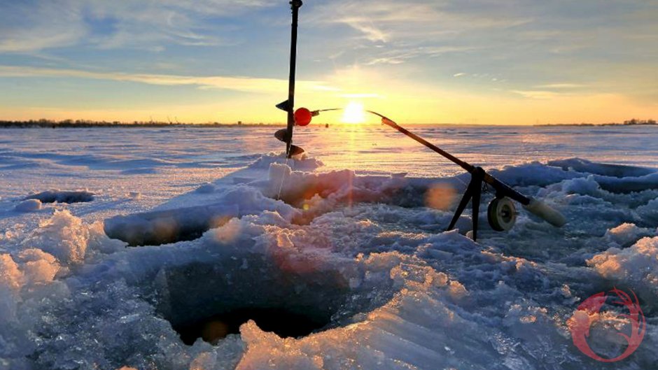 Зимнее озеро с рыбаками