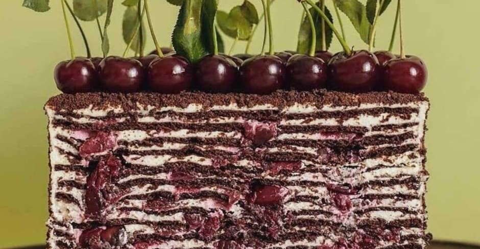 Торт с шоколадными цветами и вишней