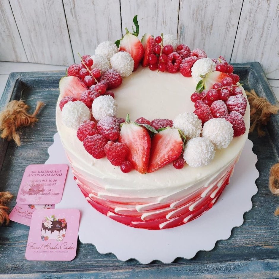 Торт с фруктами и ягодами сверху