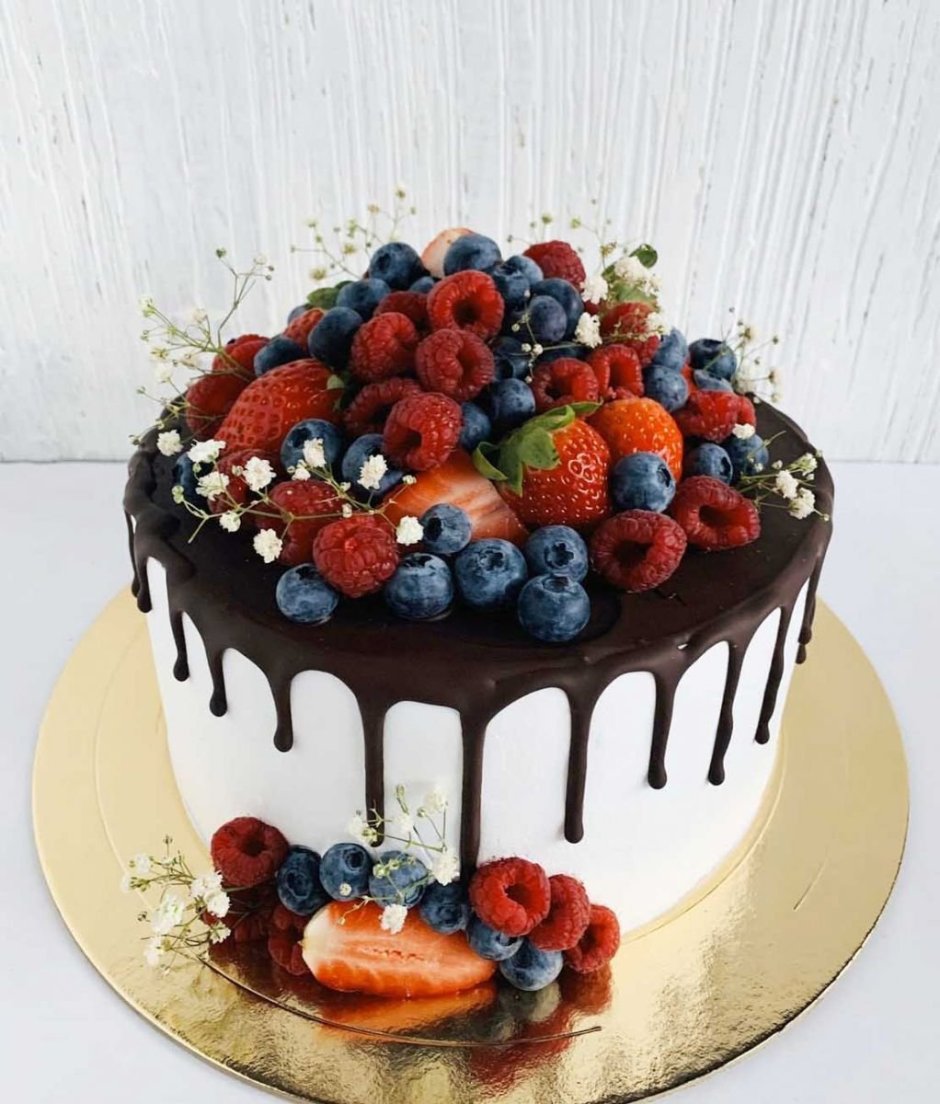 Торт с ягодным декором