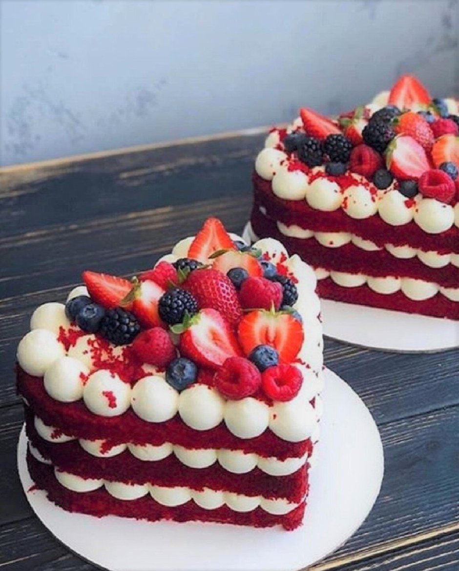 Торт на юбилей с ягодами